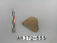 藏品(灰褐色夾砂陶片)的圖片